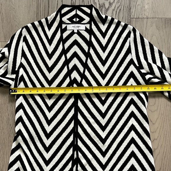 Jones Studio Women’s Black and White Chevron Cardigan Sweater - Picture 8 of 8
